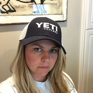 NWT Yeti Trucker Hat (Blue)